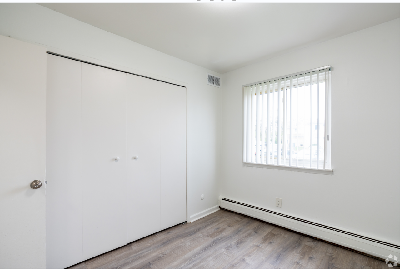 Warren Manor - Photo 5 of 26