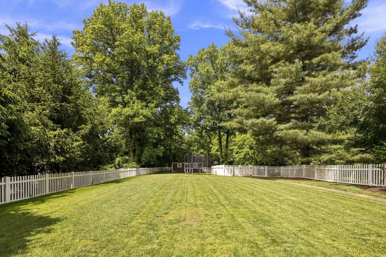6916 Seven Locks Road - Photo 3 of 38