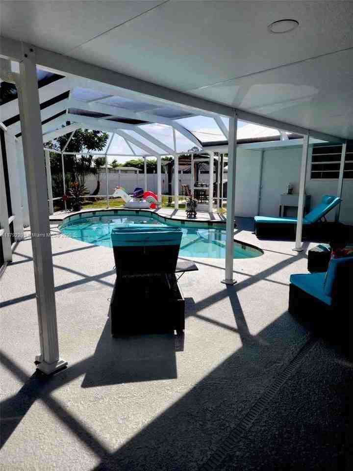 2515 Se Petit Ln - Photo 2 of 7