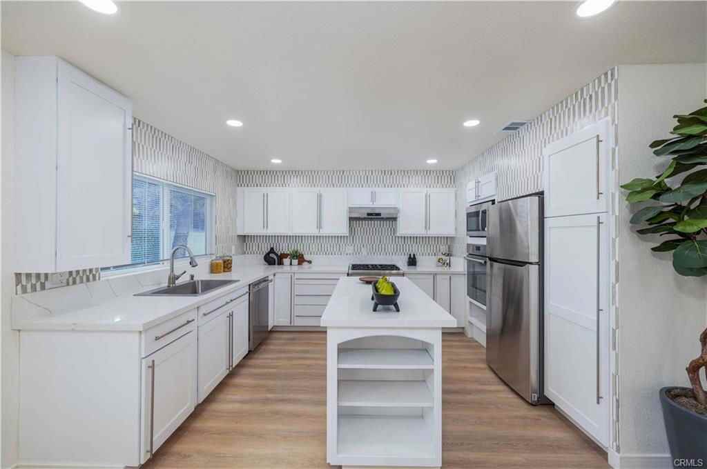 921 Dahlia Ave - Photo 3 of 8