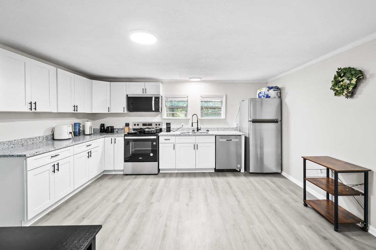 E 15th St - Photo 4 of 14