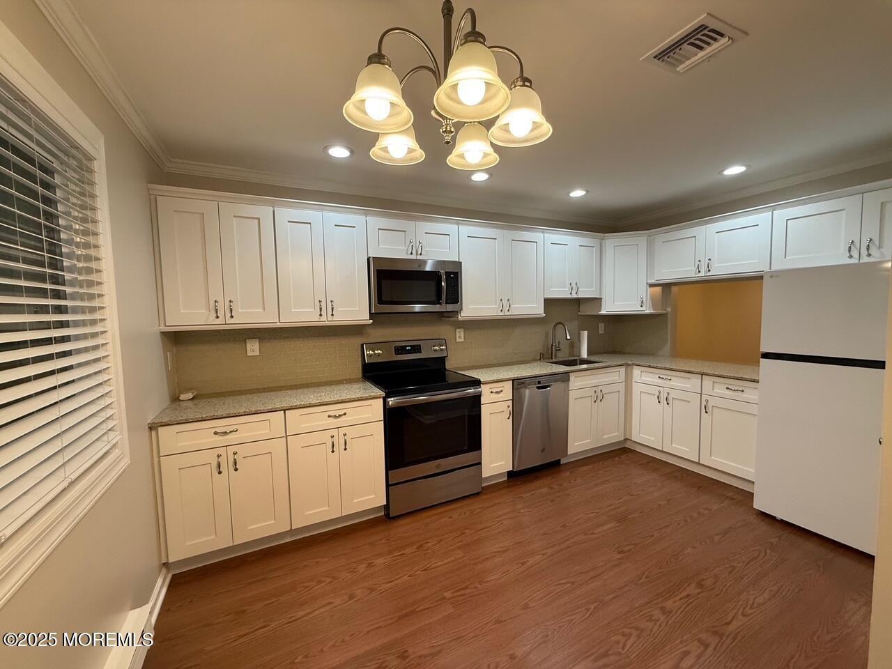 215 Medford Ct - Photo 2 of 22