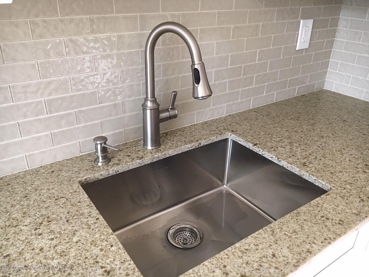 215 Medford Ct - Photo 7 of 22