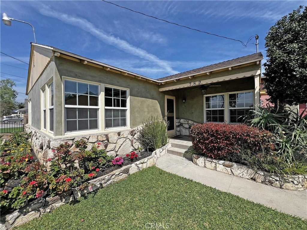 782 Lewis St - Photo 2 of 20