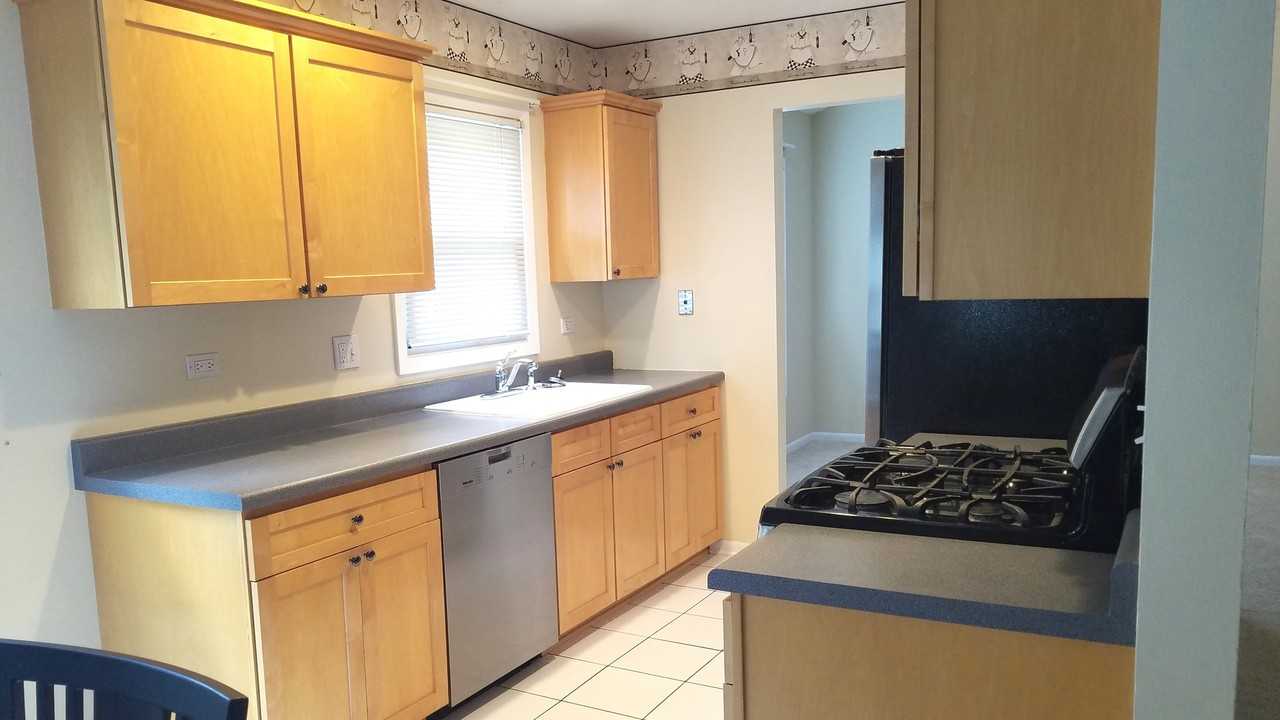 542 Crown Point Ct - Photo 2 of 6