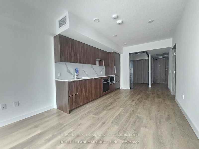 Spadina Ave. & Bremner Blvd - Photo 5 of 15