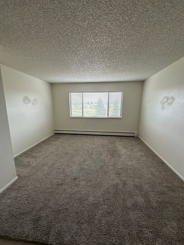 4500 Parkview Dr - Photo 3 of 9