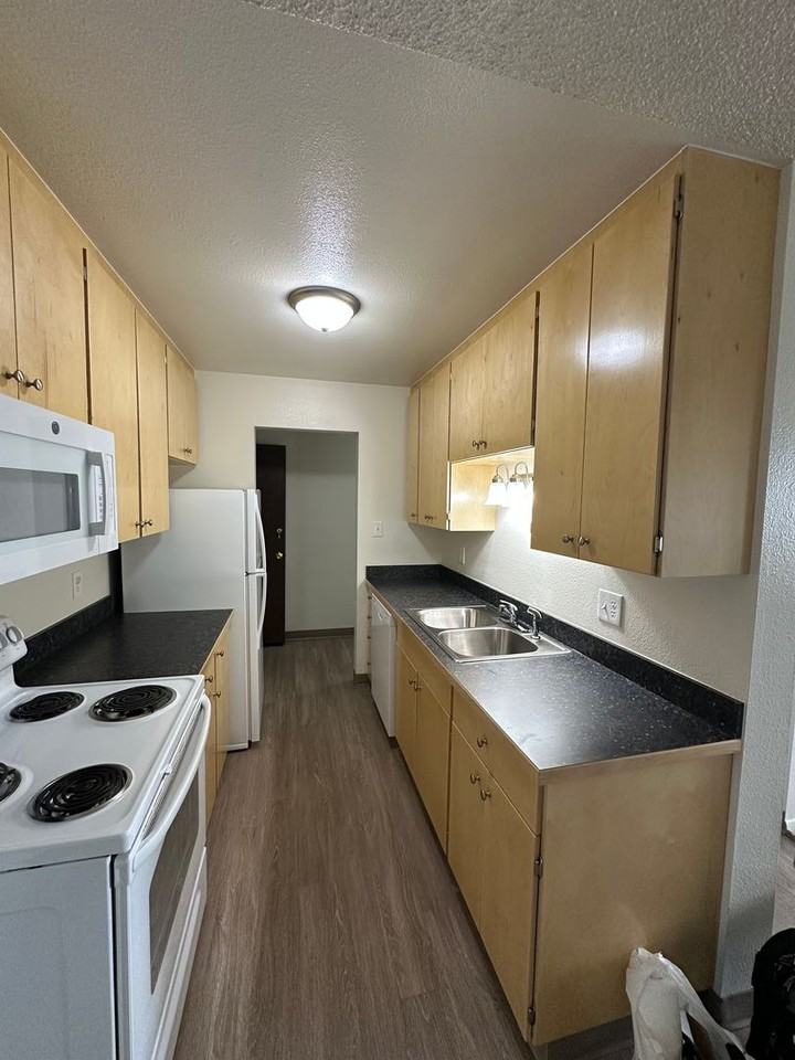 4500 Parkview Dr - Photo 4 of 9