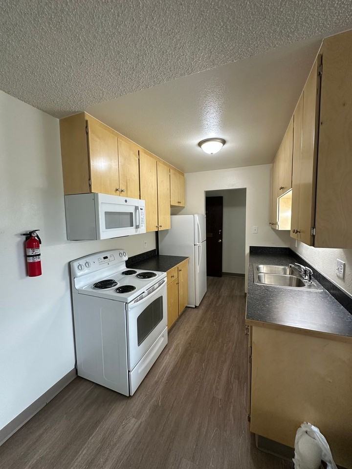 4500 Parkview Dr - Photo 5 of 9