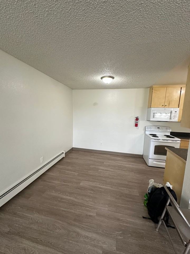 4500 Parkview Dr - Photo 6 of 9