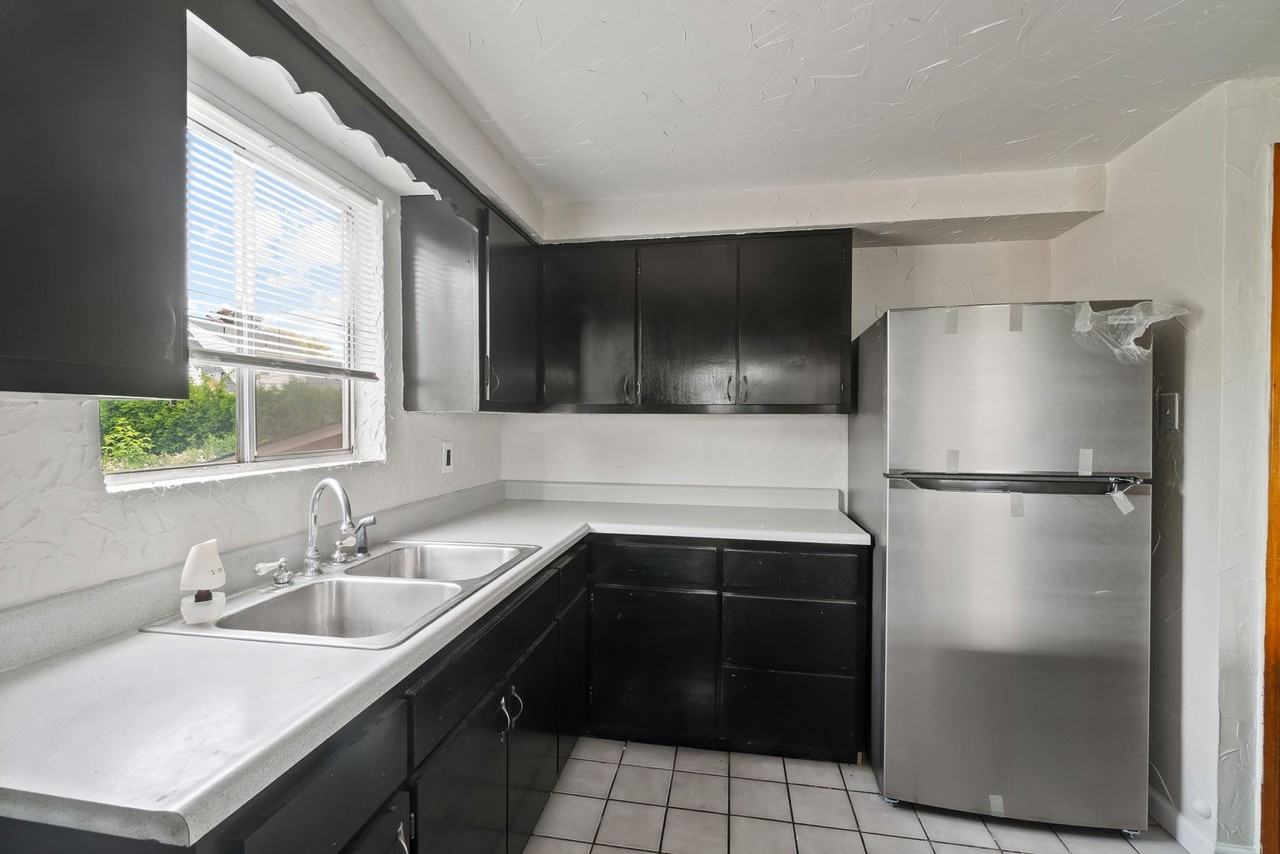 1105 Parkside Dr - Photo 3 of 18