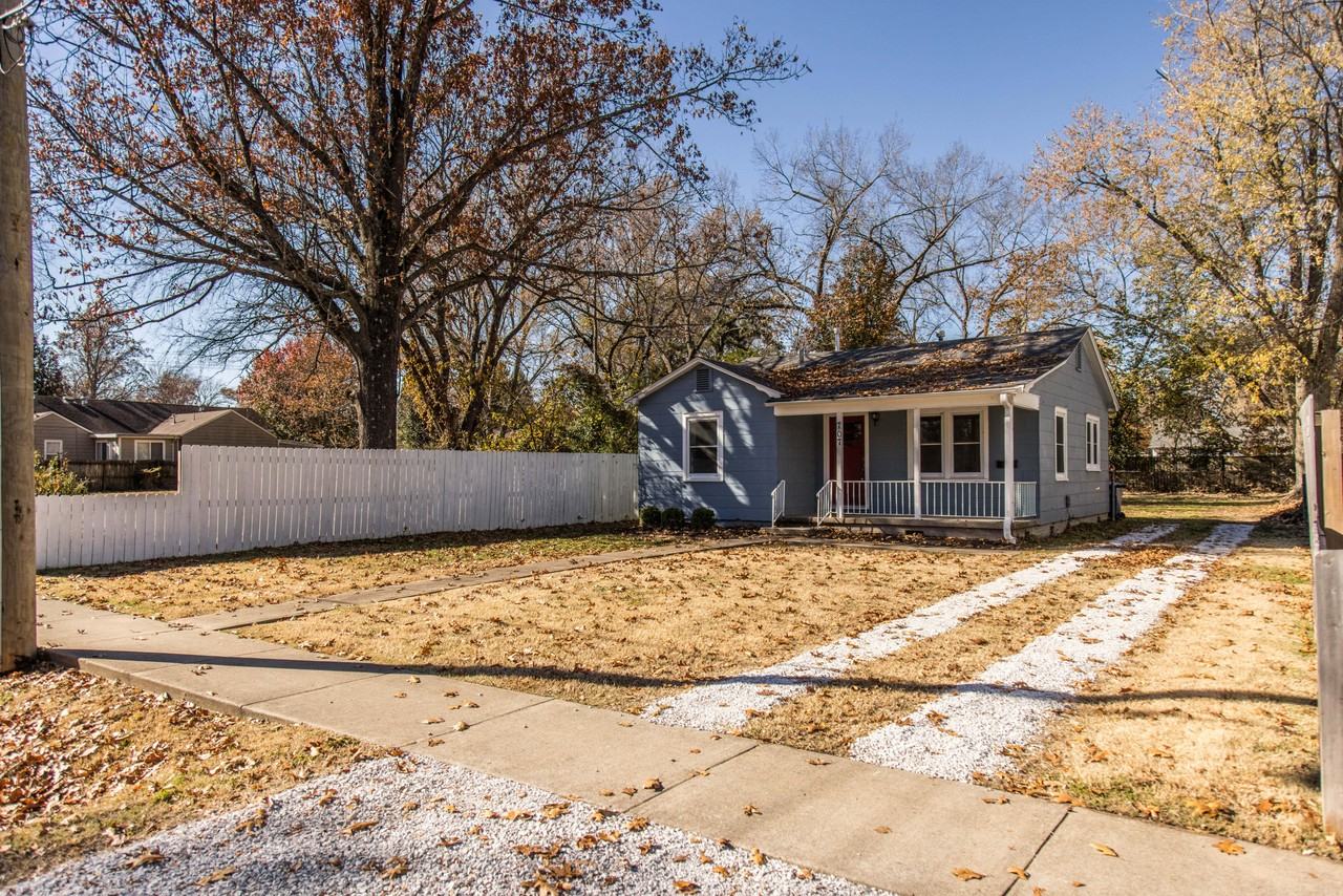 717 Nw A St #NA - Photo 2 of 22