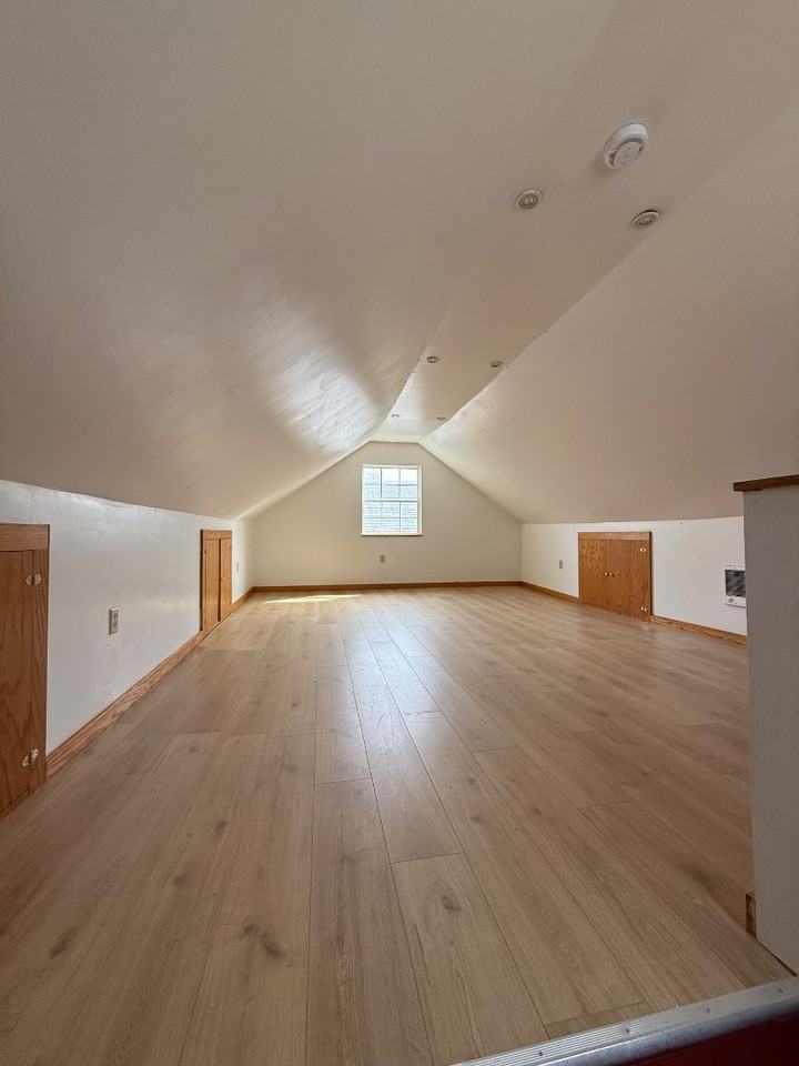 231 Leslie St - Photo 2 of 10