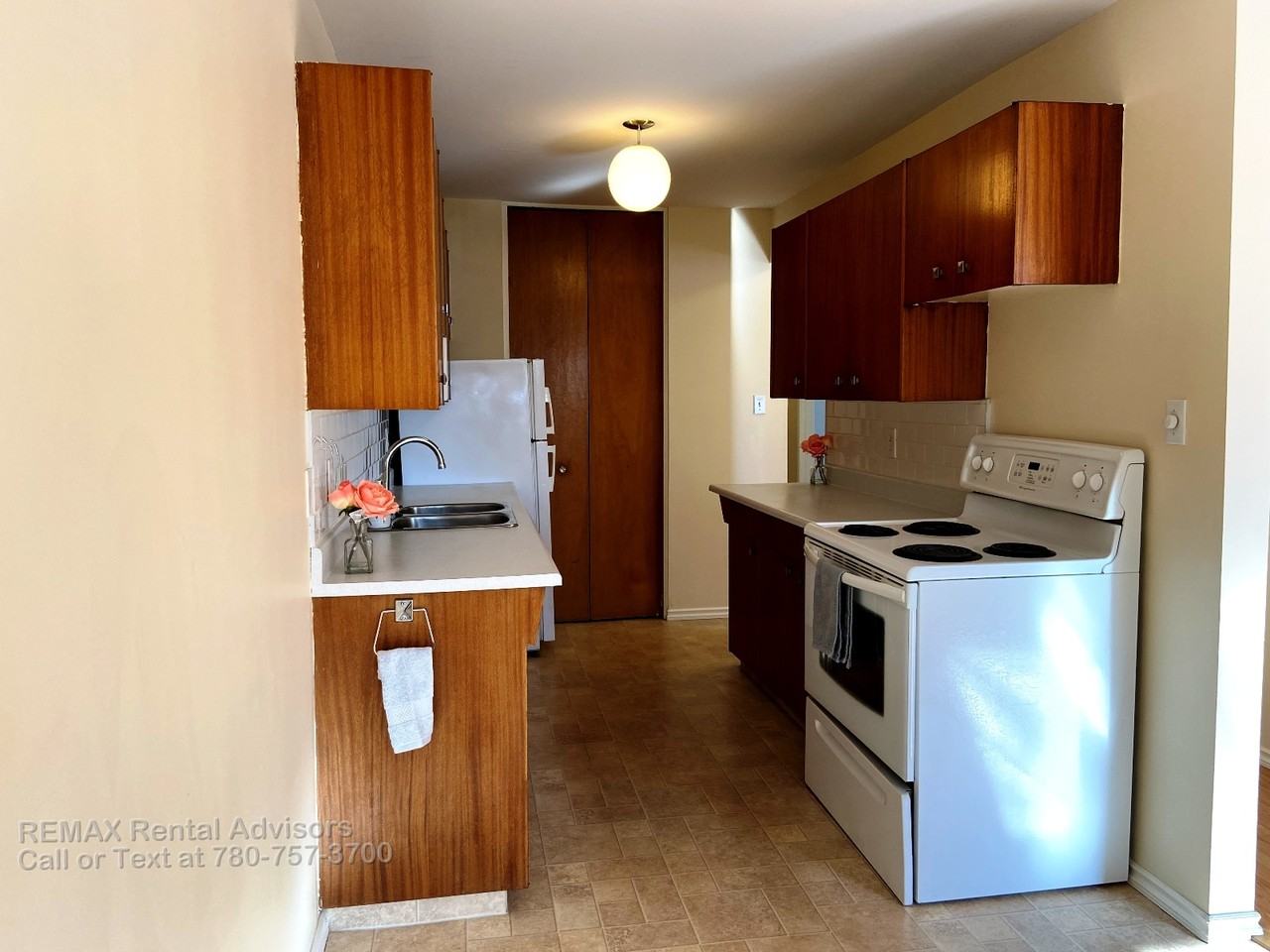 15916 109 Ave Nw - Photo 2 of 13