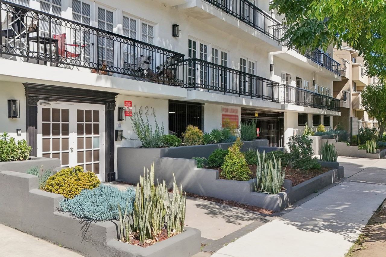 1620 South Bentley Ave - Photo 3 of 43