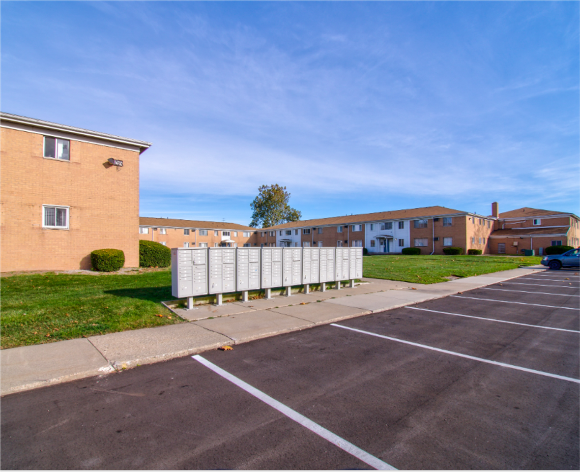 Warren Manor - Photo 6 of 26