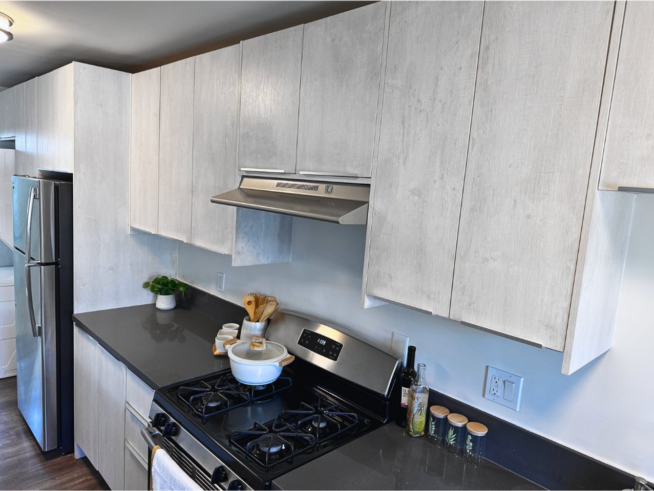 1330 N Martel Ave - Photo 5 of 18