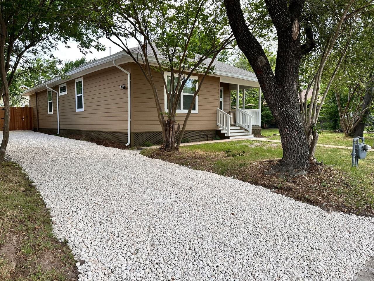 811 Travis St - Photo 3 of 33