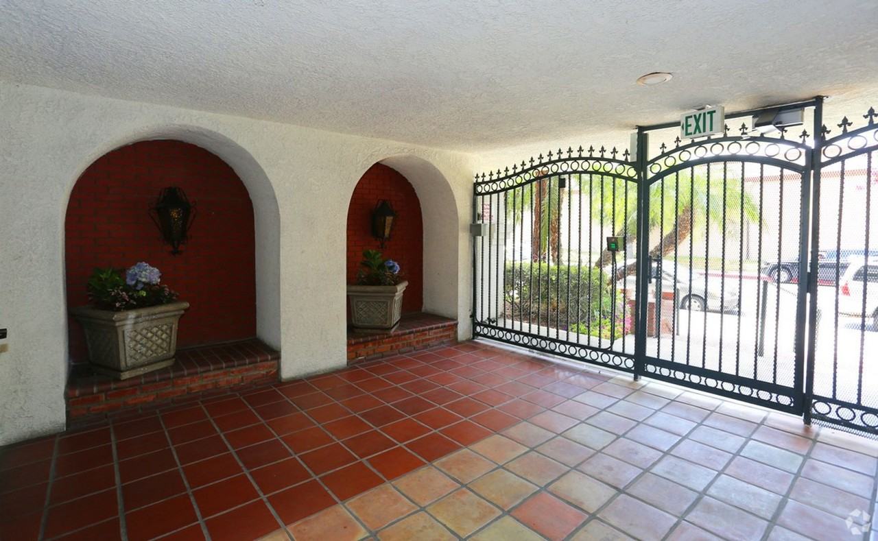 Keswick Manor - Photo 3 of 7