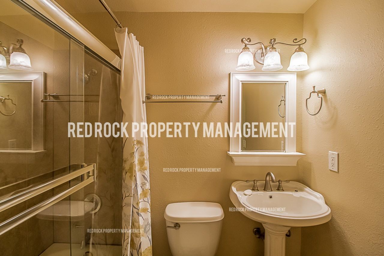 215 S Chestnut St #1 - Photo 5 of 33