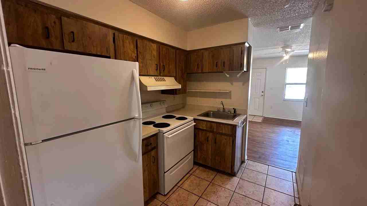 995 Berkley Rd - Photo 2 of 8