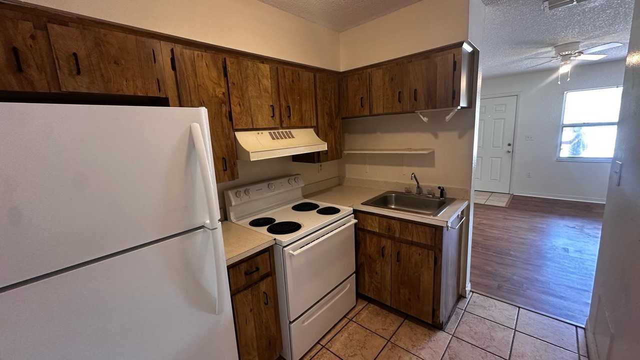 995 Berkley Rd - Photo 3 of 8