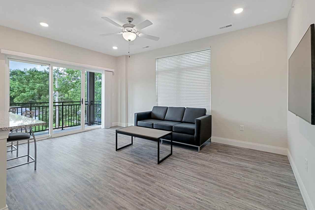 611 S State St - Photo 3 of 32