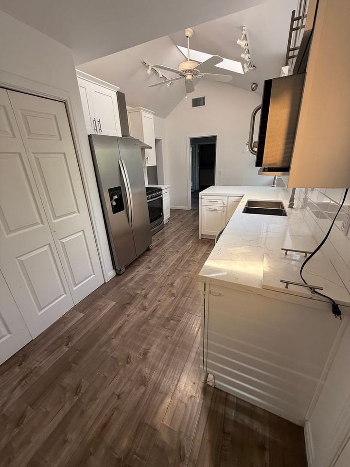 10610 Rhodesia Ave - Photo 4 of 42