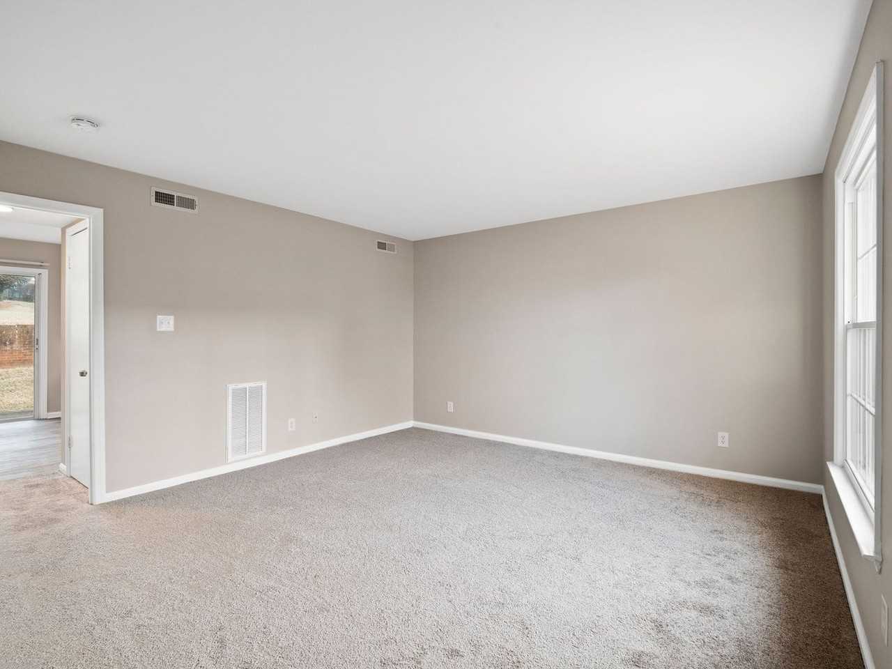 Stratford Square Apartments - Photo 4 of 41