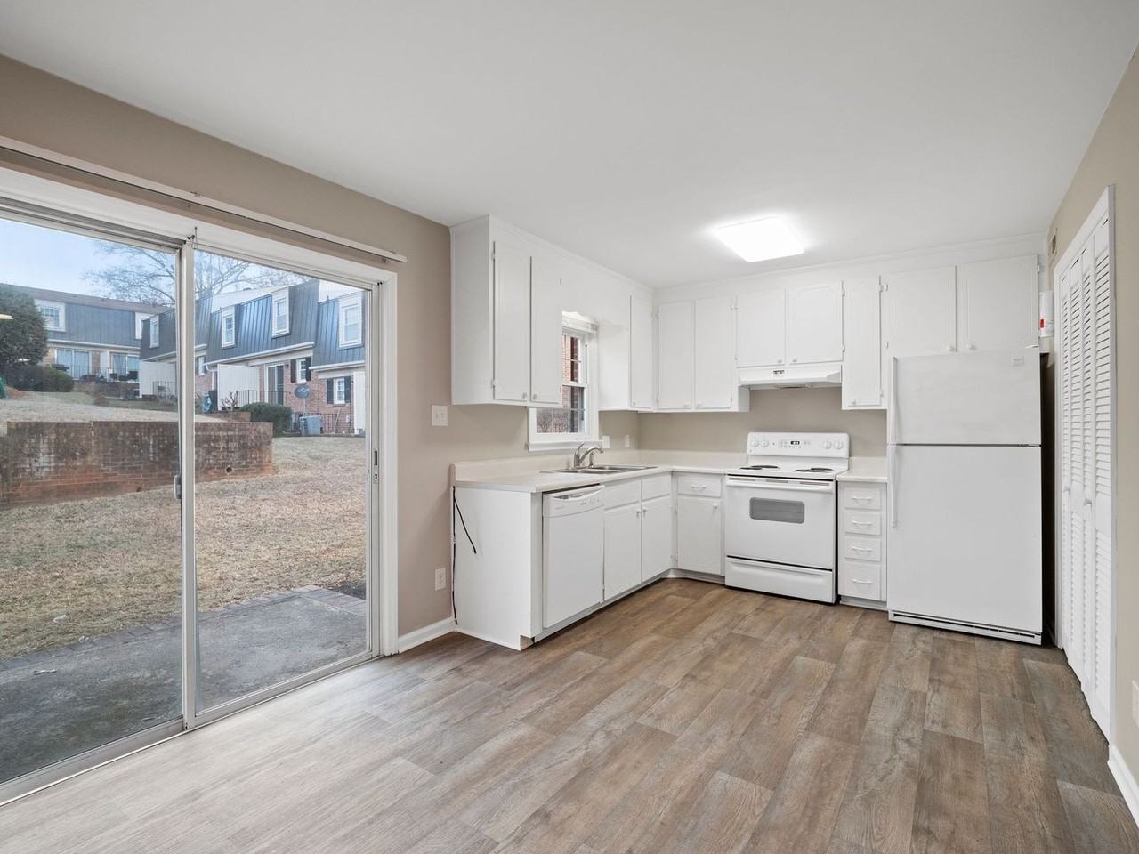 Stratford Square Apartments - Photo 6 of 41