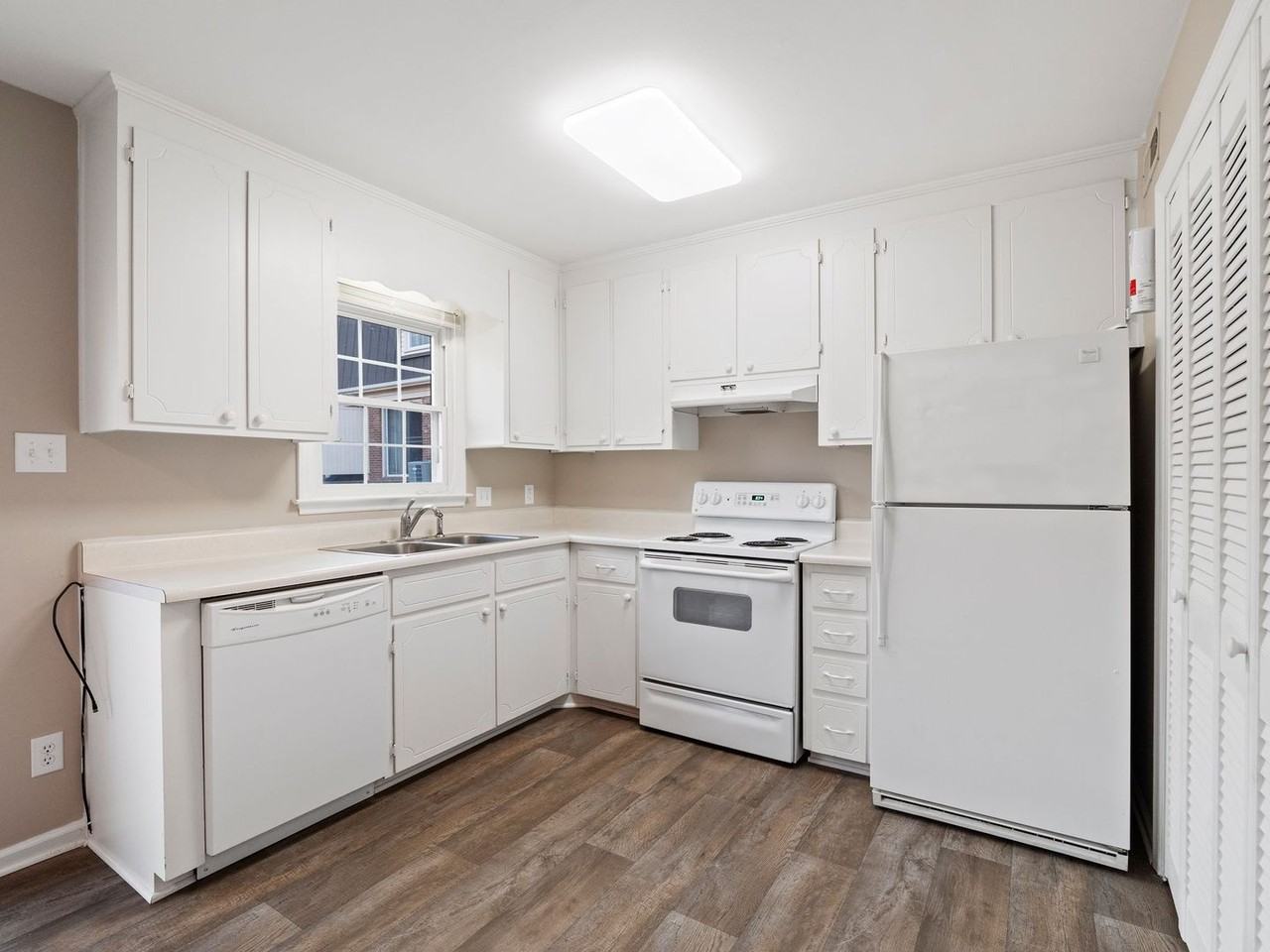 Stratford Square Apartments - Photo 7 of 41