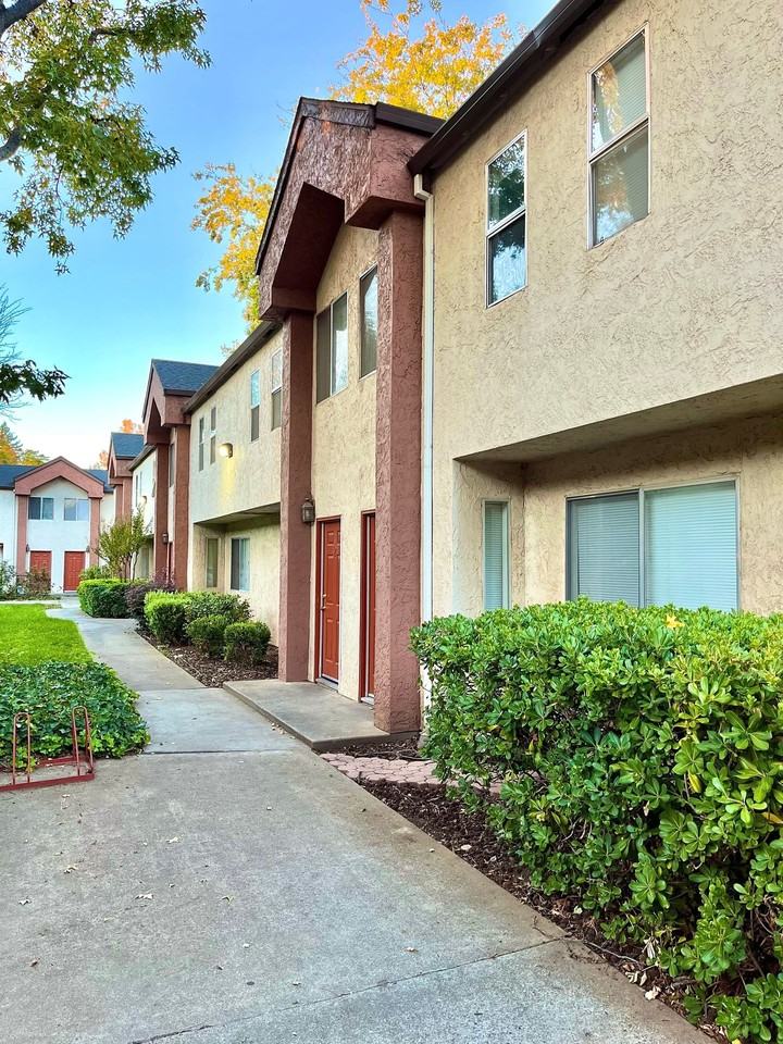 **Pre-Leasing for Summer 2026** 3 Bedroom Townhomes with Private Back Patio - Photo 3 of 14