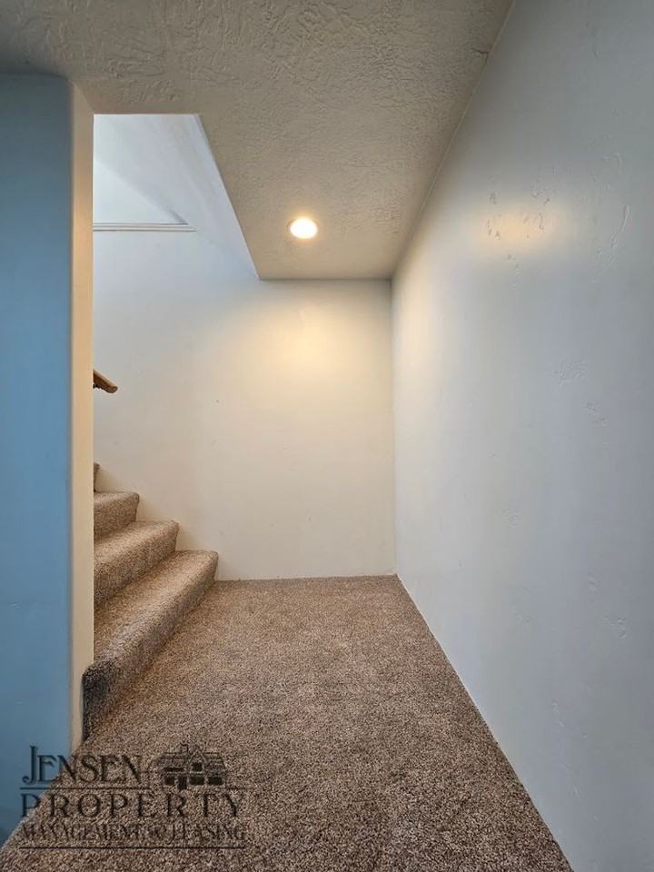944 N 2000 E - Photo 7 of 22