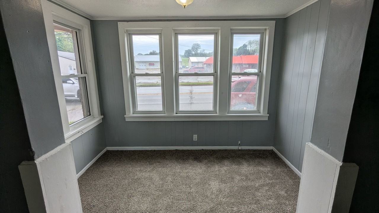 1239 Erie St S - Photo 3 of 19