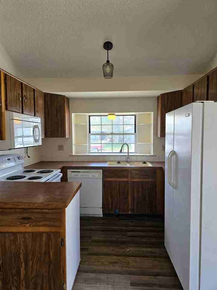 4707 Big Sur Ave - Photo 2 of 7