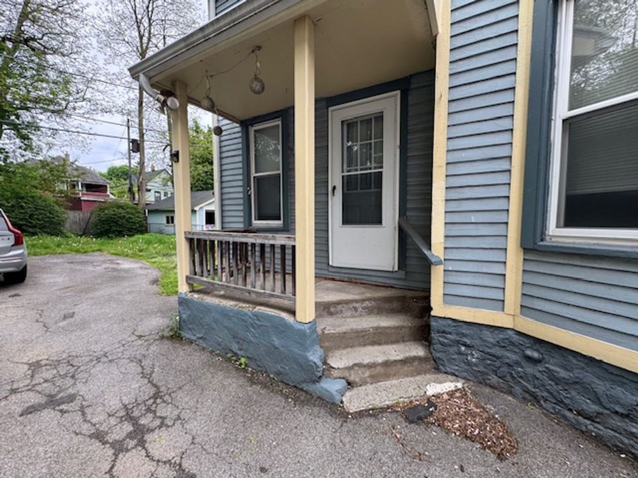 235 Henrietta St - Photo 2 of 8