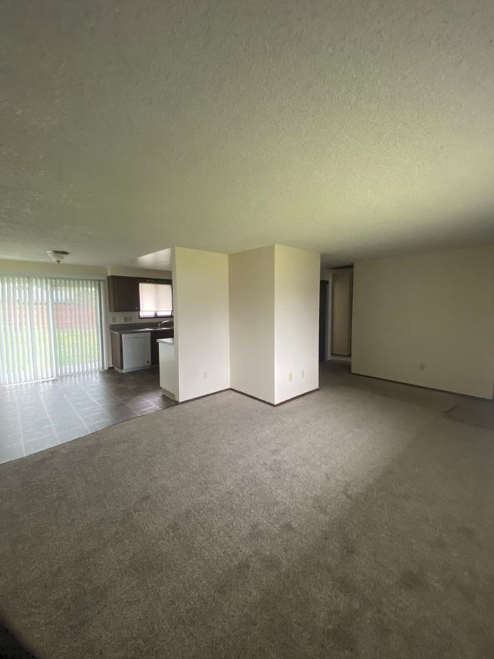 140 11th St - Photo 3 of 17