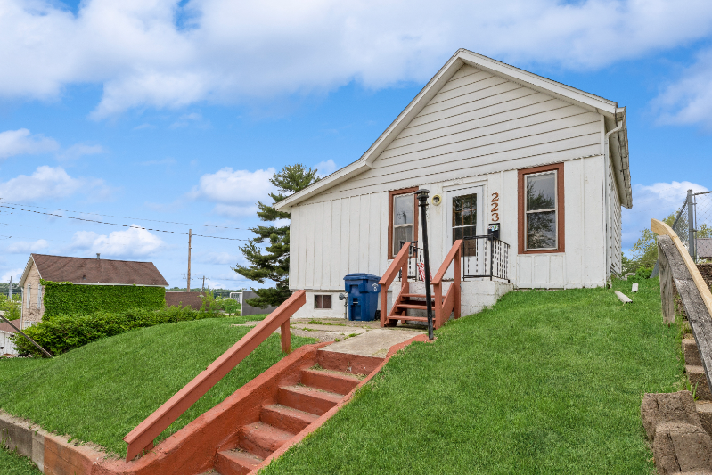 223 16th Pl - Photo 2 of 16