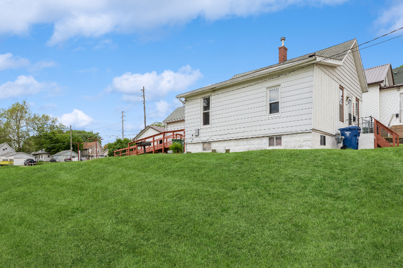 223 16th Pl - Photo 3 of 16