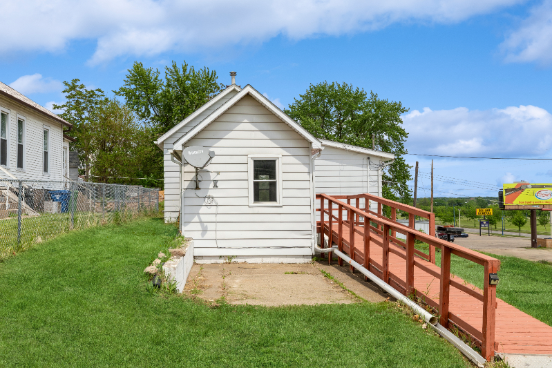 223 16th Pl - Photo 4 of 16