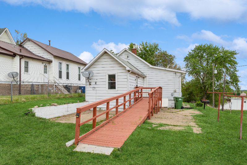 223 16th Pl - Photo 5 of 16