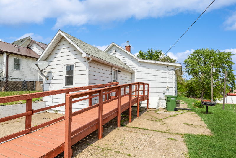 223 16th Pl - Photo 6 of 16