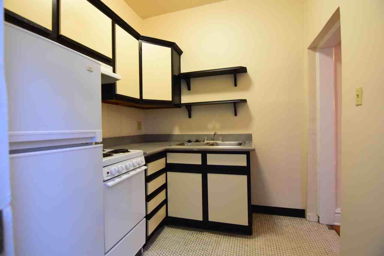 Greystone Court Apartments - Photo 4 of 19
