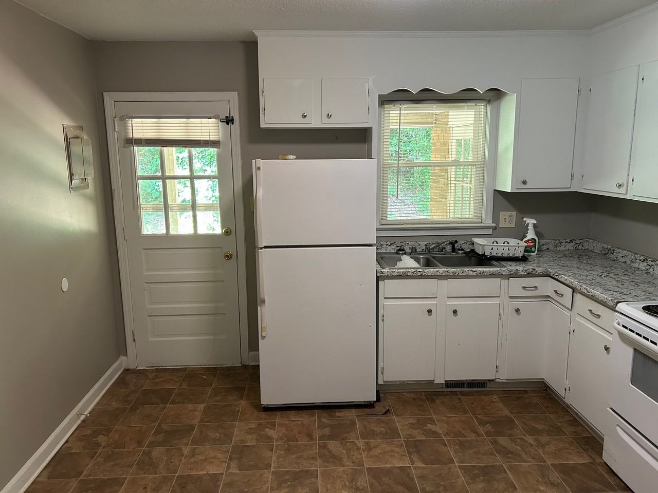 306-318 Holland Circle - Photo 3 of 12