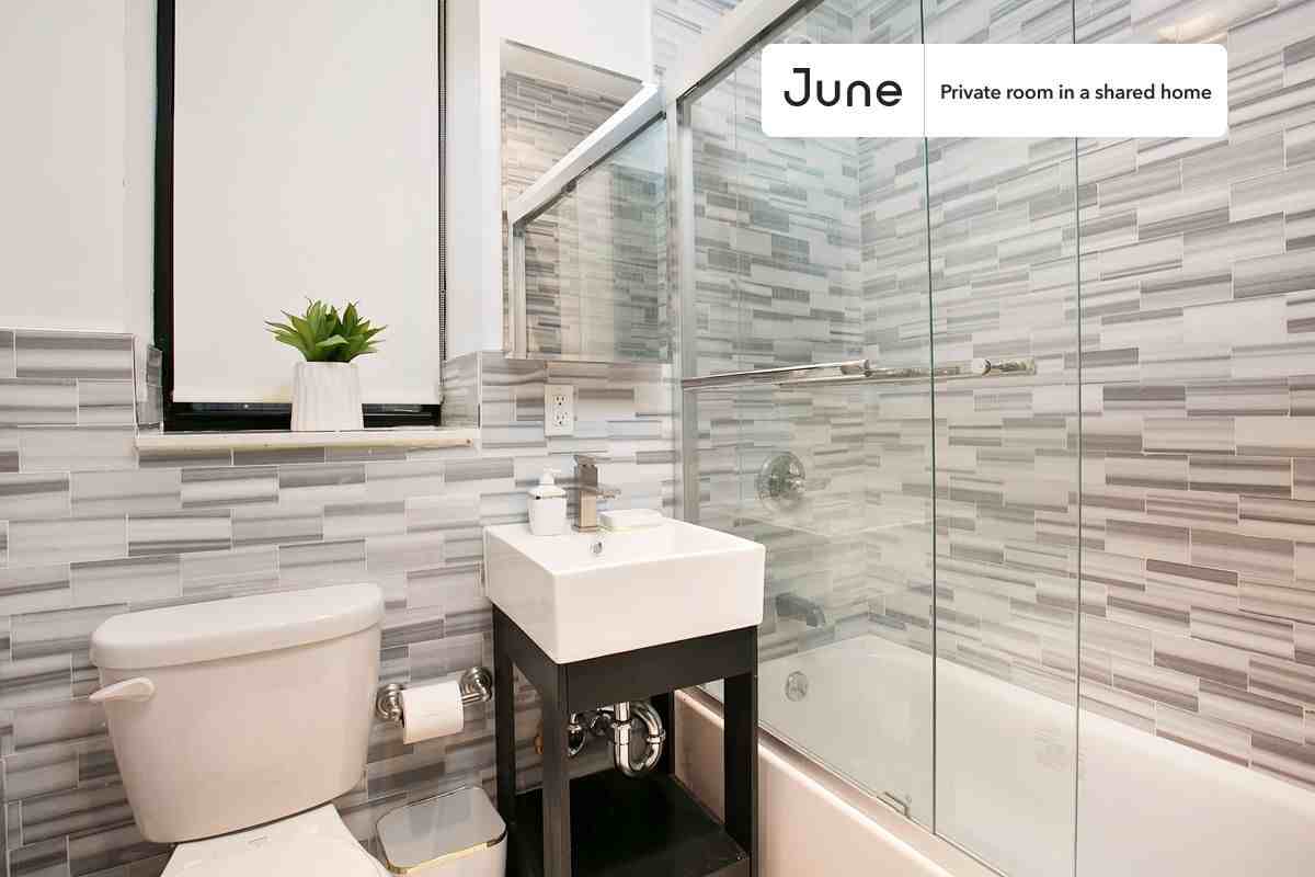 320 Manhattan Ave #A - Photo 6 of 7