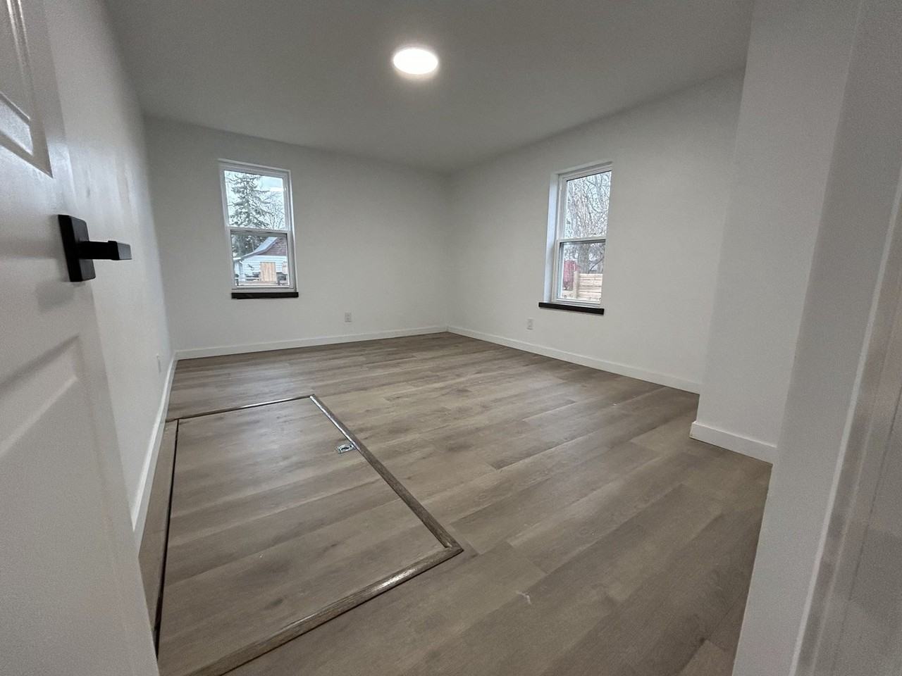 113 King St W - Photo 2 of 7