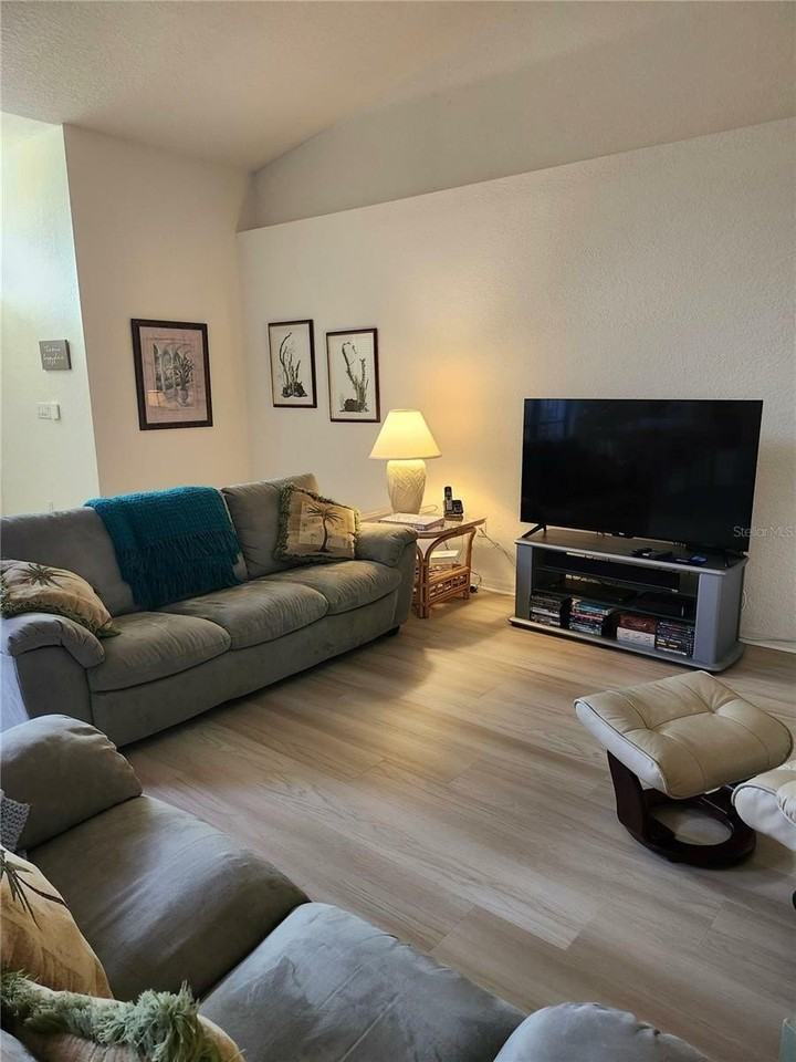 1287 Aken St - Photo 4 of 13