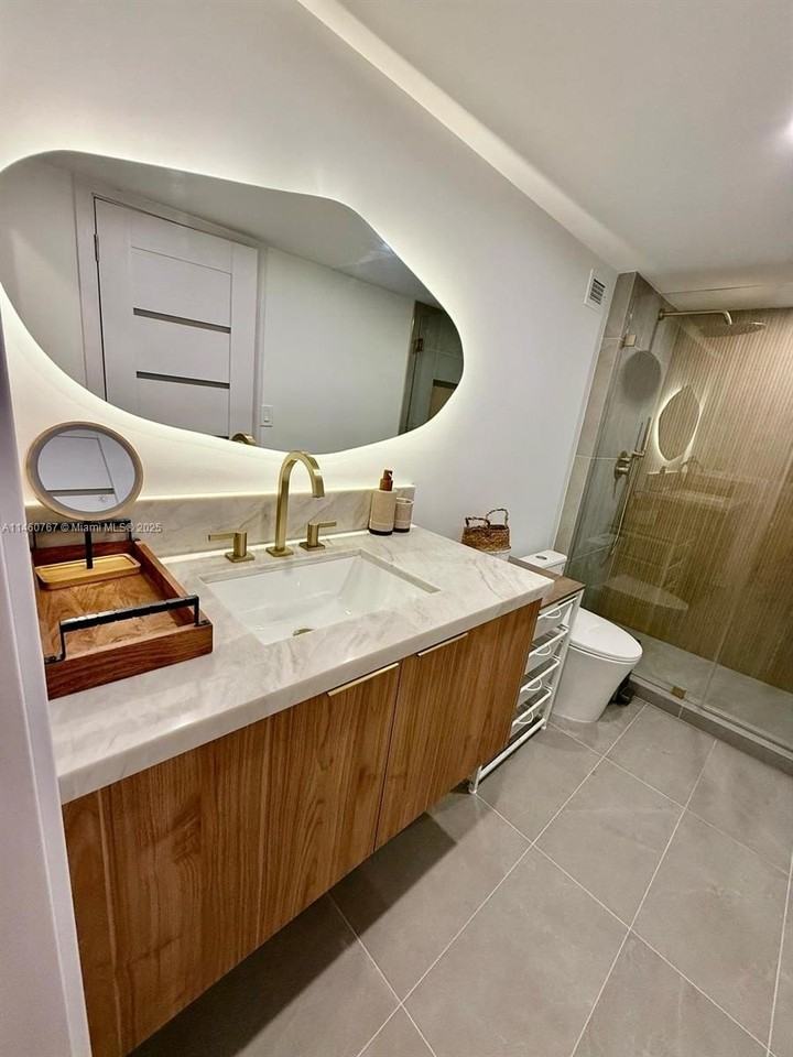 2301 Collins Ave #1121 - Photo 2 of 17