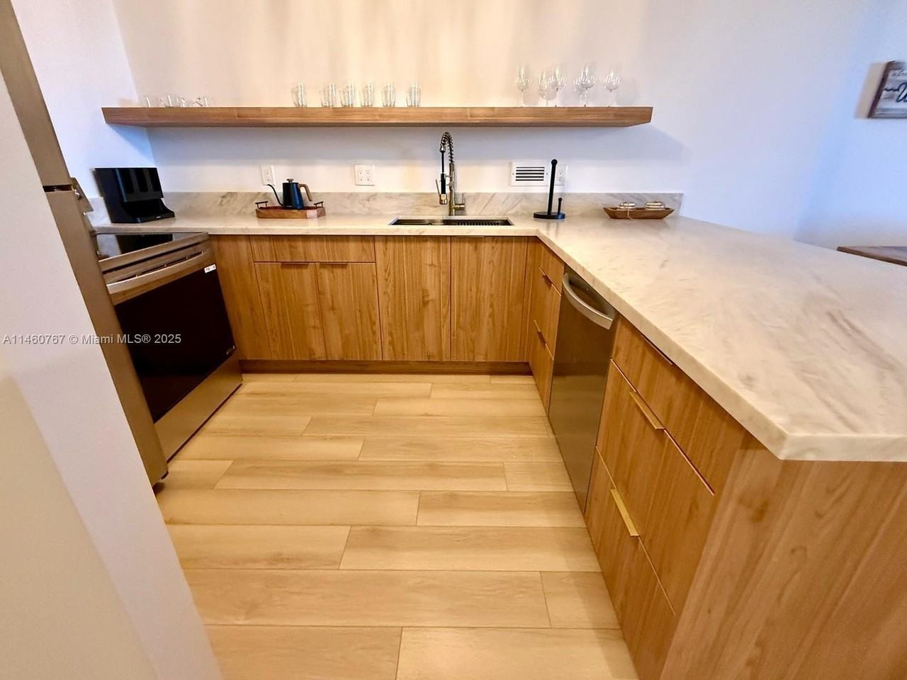 2301 Collins Ave #1121 - Photo 3 of 17