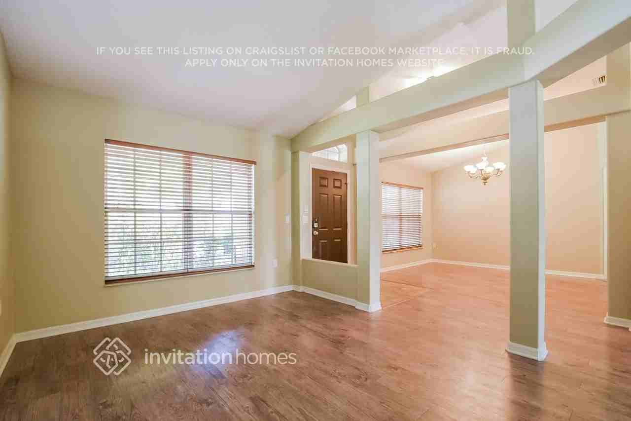 1403 Bent Oaks Blvd - Photo 3 of 17